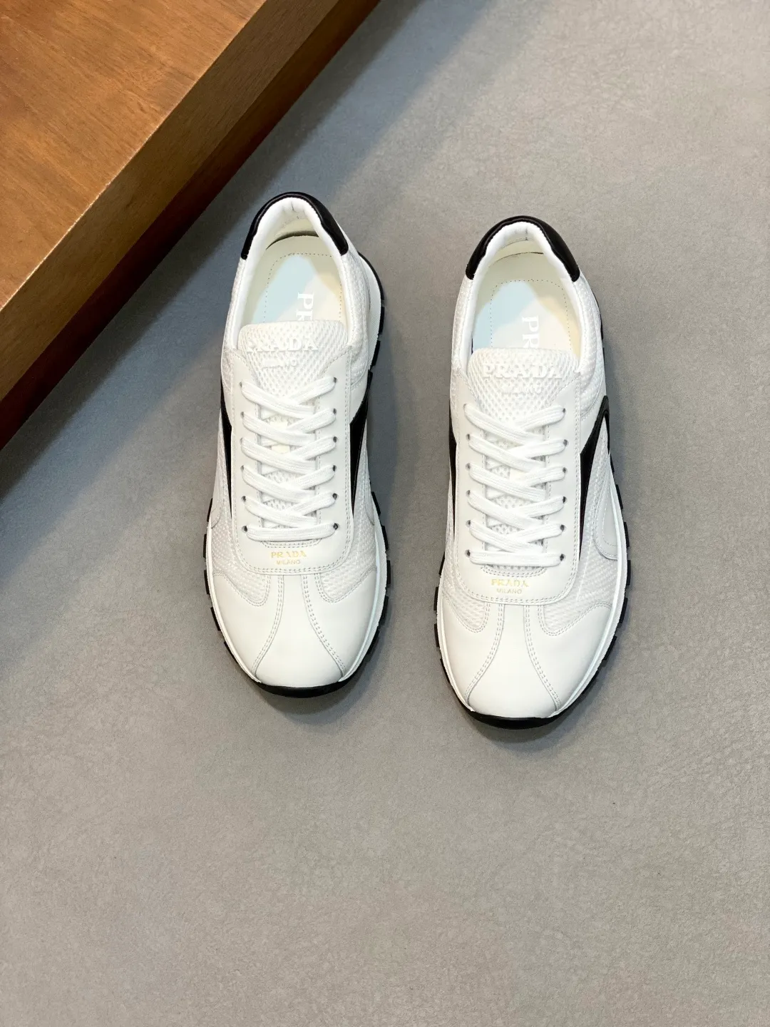 Men's shoes 💰740 Prada men's new lace-up sports and casual shoes. This upper is made of imported calfskin stitching. The tongue is P's classic bronzing lougou. The lining is made of calfskin for the feet. The outsole is made of non-slip sports exclusive rubber outsole with logo. It feels good on the foot. It is fashionable and fashionable. It has a standard sports version and looks very good on the foot! Comes with original box and dust bag! L leather shoe size: 39/40/41/42/43/44 original box packaging + dust bag